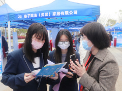 走進百企招聘會，助力學(xué)子就好業(yè)