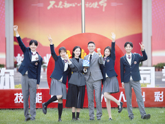 來(lái)武漢新華電腦學(xué)校，讓青春在追夢(mèng)的道路上綻放！